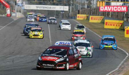 ¿Quiénes lideran los campeonatos en las tres clases?