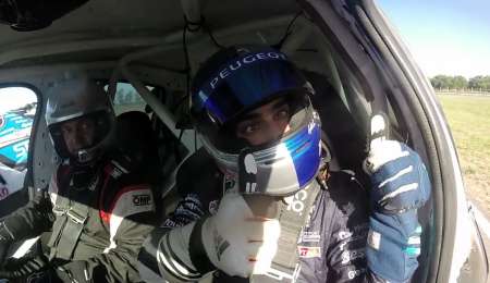 Chapur, en un auto de Rally
