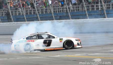 Elliott gana en Taladega y le da un alegría a Chevrolet