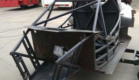 Cazal trabaja en su nuevo auto después del terrible vuelco