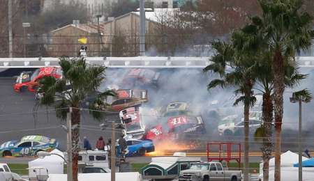 Impactante accidente en la Nascar con 17 autos involucrados