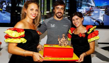 Alonso festejó su cumpleaños en boxes