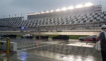 La lluvia complicó todo: bandera roja en Daytona