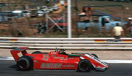 Ensign N179 una escalera sobre ruedas