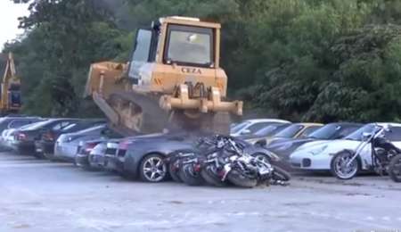 Una excavadora aplastó 68 autos de lujo ilegales