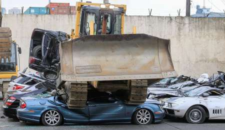 Ordenan destruir autos de lujo