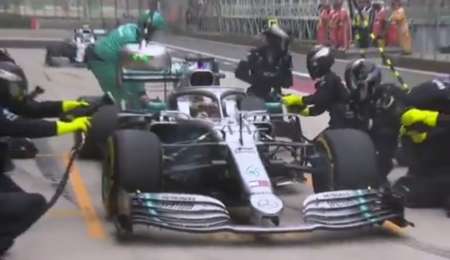 La increíble doble detención en boxes de Mercedes en China