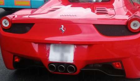 Manejó una Ferrari con una patente de papel