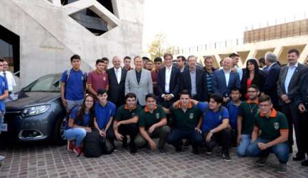 Renault donó vehículos a escuelas técnicas de Córdoba