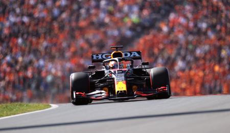 Max Verstappen logró la pole de local