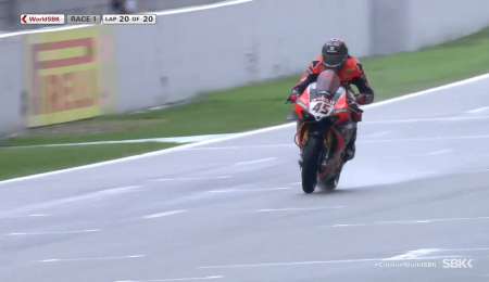Redding ganó bajo la lluvia y Mercado avanzó