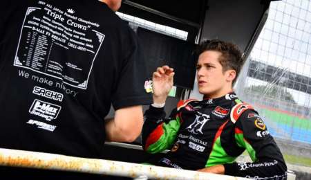 Podio de Sacha Fenestraz en la primera carrera