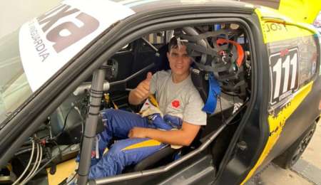 Yair Etcheveste se sube a un Toyota Etios