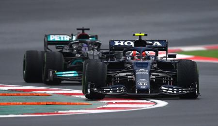 Tsunoda: "Traté de aguantar a Hamilton lo máximo posible"