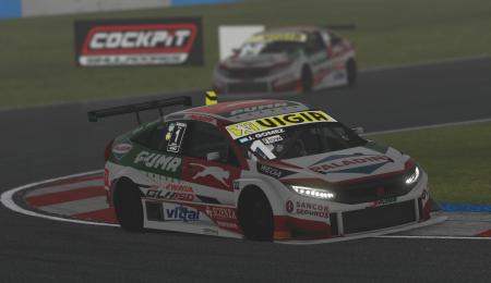 Gómez ganó bajó la lluvia y se aferra al trono