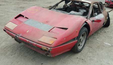 Inusitado interés por una Ferrari incendiada