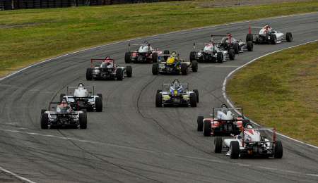 Egresados en busca del título