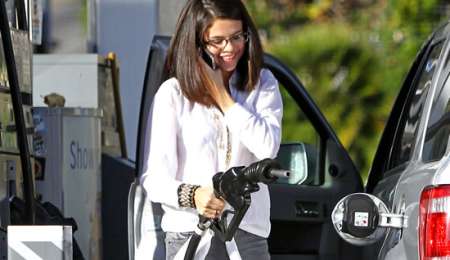 ¿Por qué no se puede hablar por celular mientras cargas nafta? 