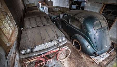 Encontraron 50 autos clásicos en un garage abandonado