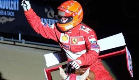 Gina María Schumacher homenajeó a su padre a caballo