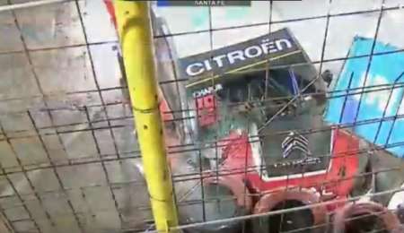 Dura piña de Chapur cuando ganaba la carrera nocturna