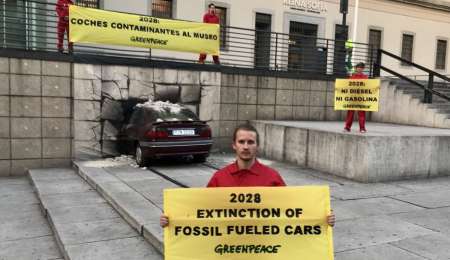 Greenpeace “lanzó” un coche contra el Museo de la Reina Sofía