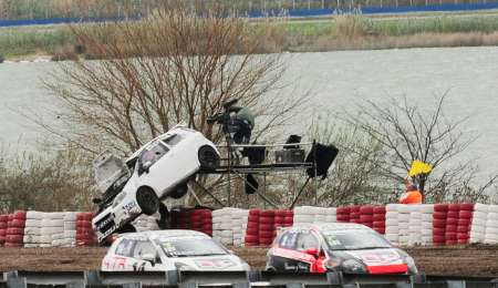 Un auto volcó y casi impacta a un camarógrafo