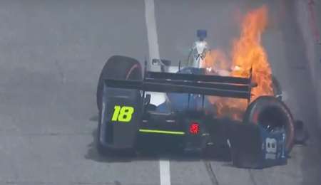 Auto de Indy Car prendido fuego en Toronto