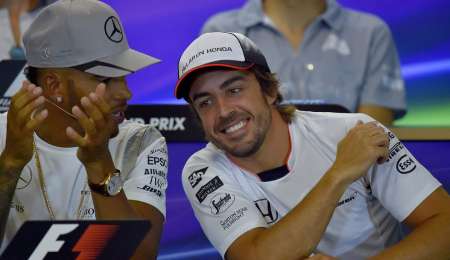 HAMILTON QUIERE IGUALAR A FANGIO Y CUESTIONÓ A ALONSO