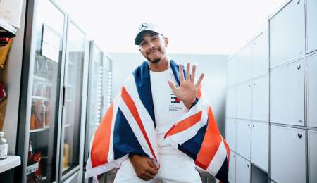 El mundo motor rendido a los pies de Hamilton