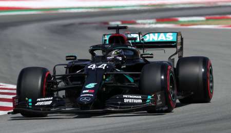 Hamilton ganó en Japón y acaricia el campeonato