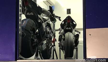 Hamilton probó una moto con susto incluido