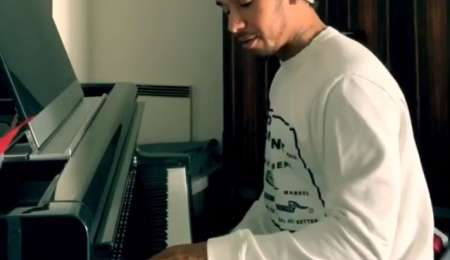 Lewis Hamilton, piloto y también pianista