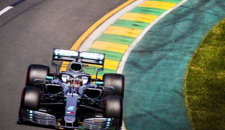 Hamilton sigue en lo más alto en Australia