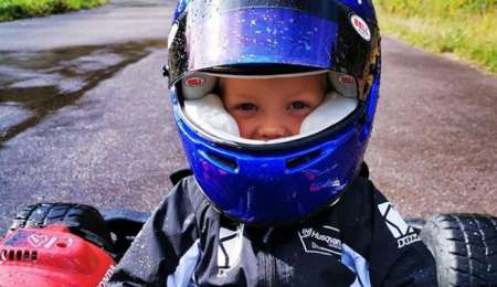 El hijo de Raikkonen se subió por primera vez a un karting