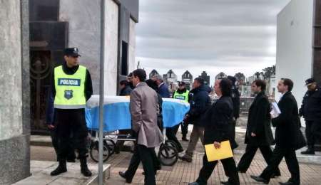 EN BALCARCE EXHUMAN LOS RESTOS DE FANGIO