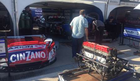 Rossi cambia el motor y larga último la final