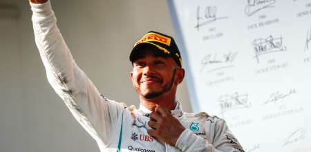 Hamilton se va de vacaciones más líder que nunca