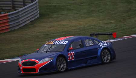 "Voy a disfrutar a los 64 años de manejar un auto de carrera"