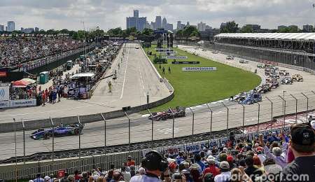 IndyCar con aficionados en Detroit