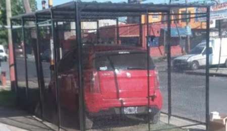Enjauló el auto en la vereda para que no se lo roben