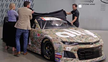 Jimmie Johnson cambia colores para honrar a los soldados