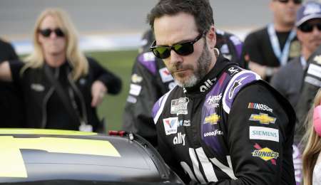Jimmie Johnson de alta y reaparece el domingo en Nascar