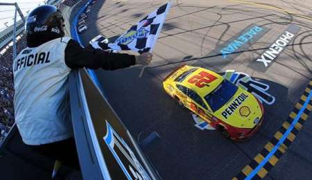 Joey Logano sorprendió en el Final y ganó en Phoenix