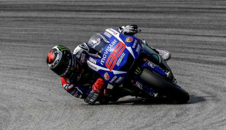 Lorenzo adelante, Rossi en el fondo