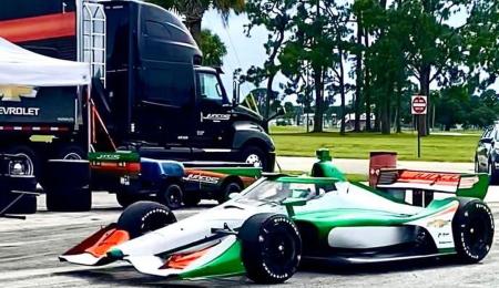 Juncos ya puso en pista su IndyCar