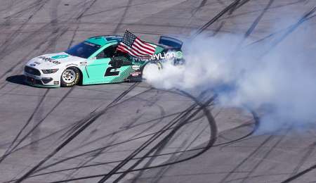 Nascar: Triunfo de Keselowski y vuelco de Logano