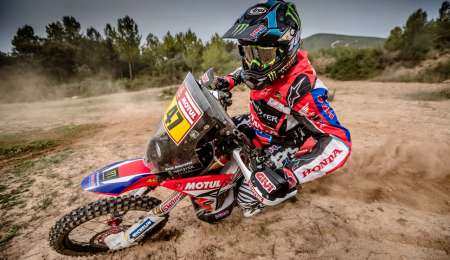 Kevin Benavides es el primer argentino en liderar un Dakar en motos