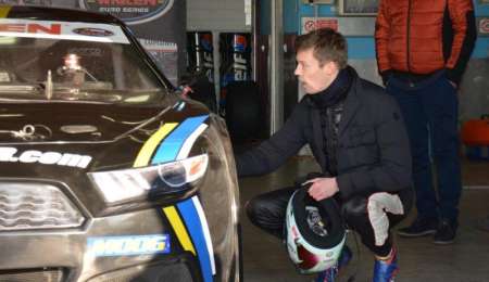 Kvyat giró sobre un Nascar