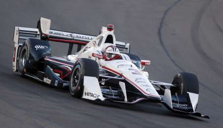 Castroneves larga adelante